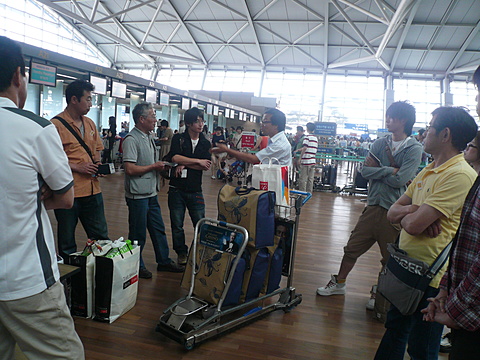 仁川国際空港にて(みんな少々お疲れです。) 仁川国際空港にて(みんな少々お疲れです。)