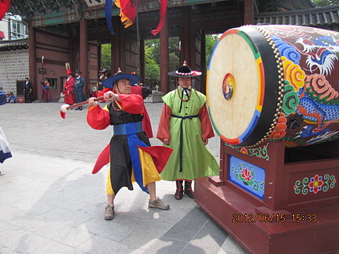 交代式での太鼓 交代式での太鼓